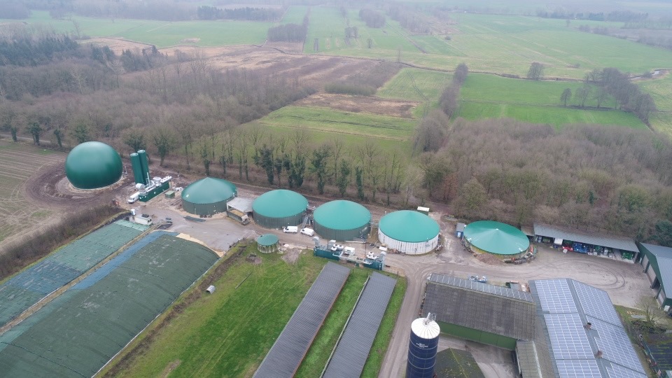 Biogasanlage_IED_mit_Schweineställen_Gasspeicher_PVAnlage_BHKW.JPG